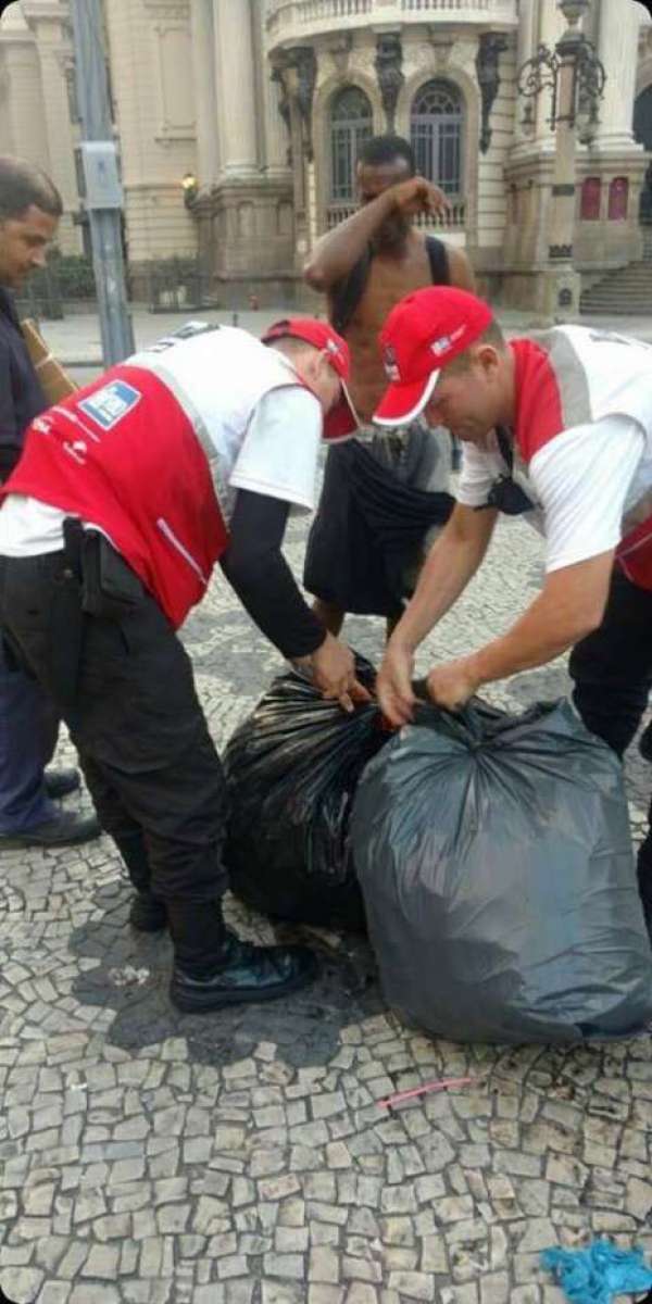 Agentes do Centro presentes ajudam catador de latinhas na Cinelândia 