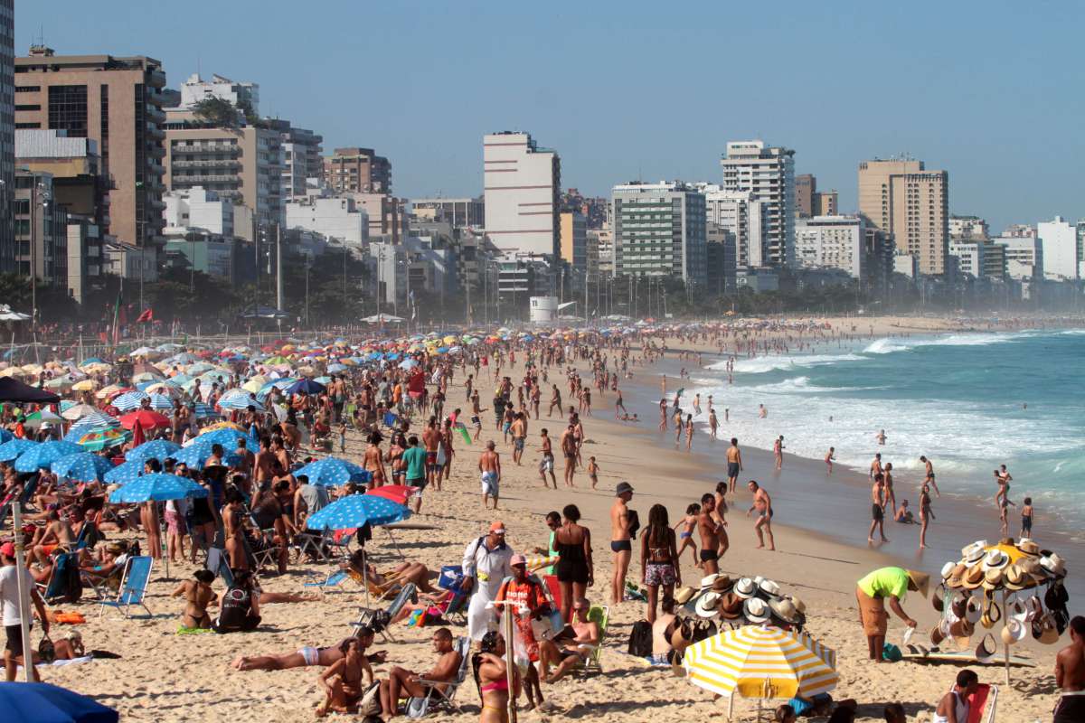 6-24-8--20 - CIDADE - Em pleno Inverno, praias da Zona Sul est&atilde;o lotadas. Na foto: Praia do Leblon.Foto: Fernanda Dias / Ag&ecirc;ncia O Dia.