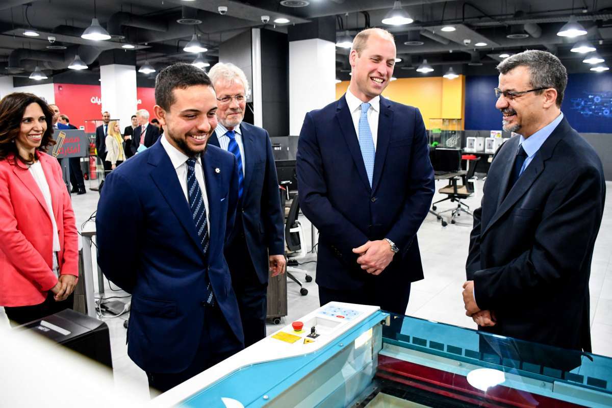 Príncipe William ao lado do príncipe Hussein bin Abdullah