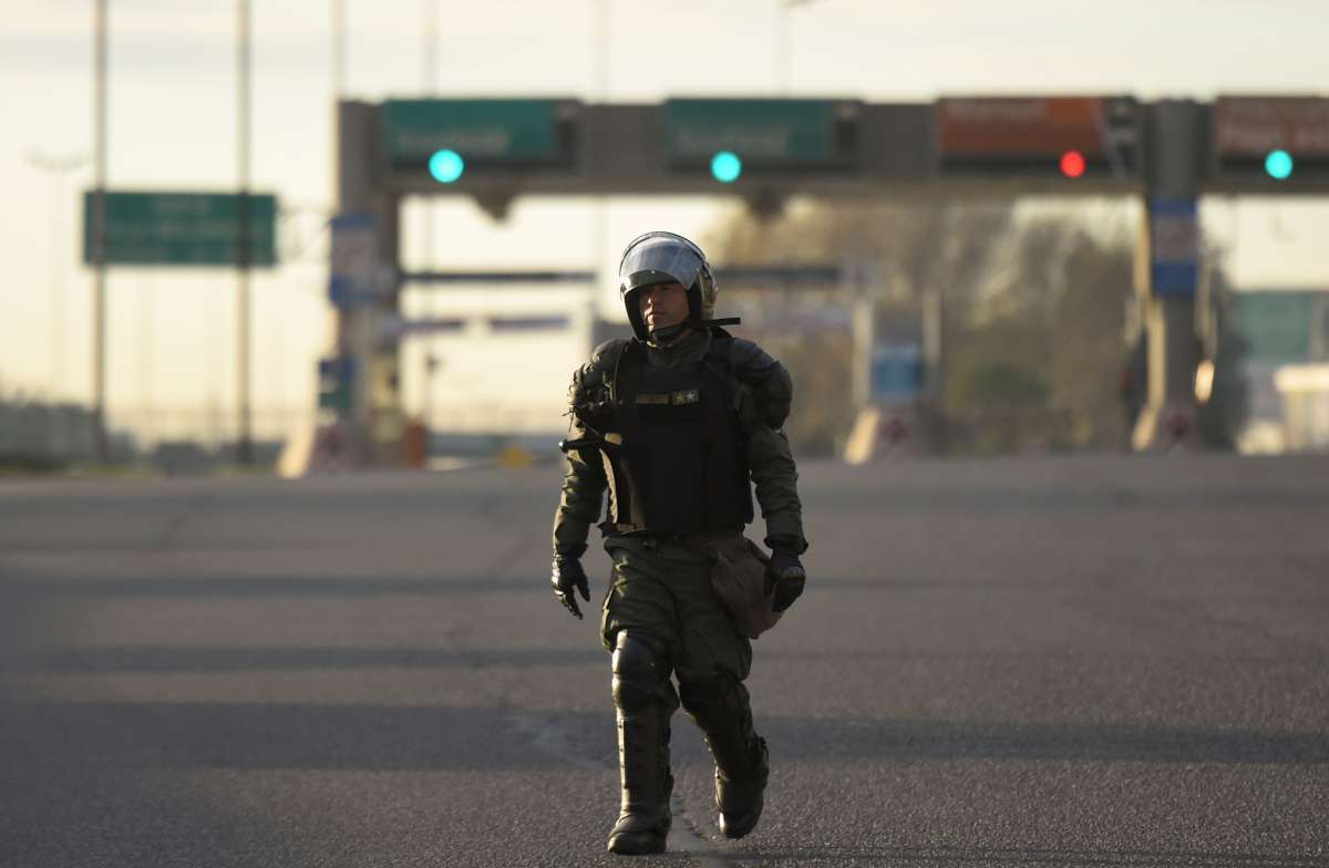 Manifestantes bloqueiam a rodovia Panamericana em Buenos Aires durante uma greve geral de 24 horas convocada pelos sindicatos da Argentina em protesto ao acordo do governo com o Fundo Monetário Internacional.