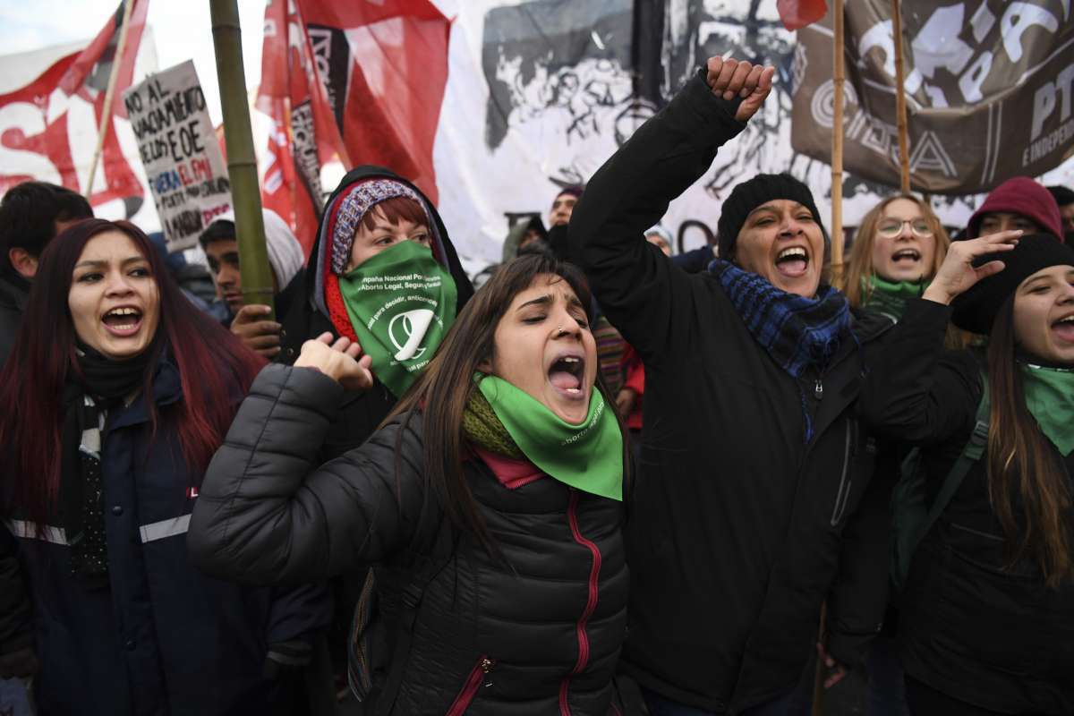 Manifestantes bloqueiam a rodovia Panamericana em Buenos Aires durante uma greve geral de 24 horas convocada pelos sindicatos da Argentina em protesto ao acordo do governo com o Fundo Monetário Internacional.