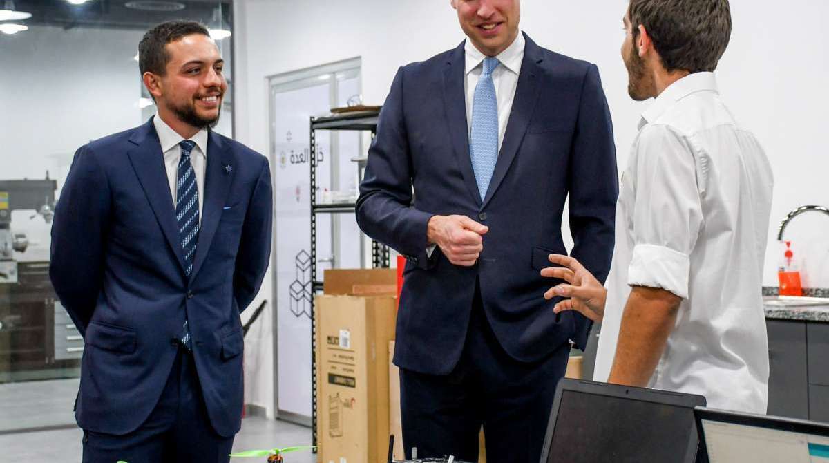 Príncipe William ao lado do príncipe Hussein bin Abdullah