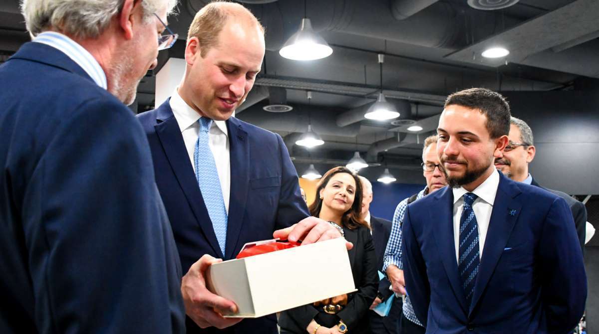 Pr&iacute;ncipe William ao lado do pr&iacute;ncipe Hussein bin Abdullah