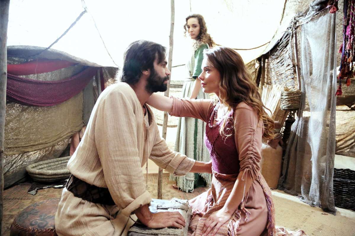 Raquel (Graziela Schmitt) e Jacó (Felipe Cardoso) da minissérie 'Lia'