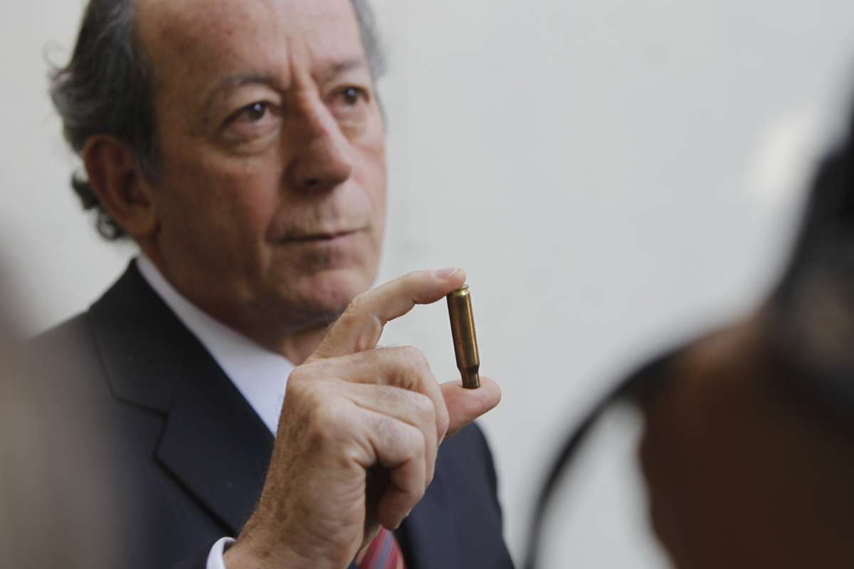 Advogado da fam&iacute;lia mostra proj&eacute;til 