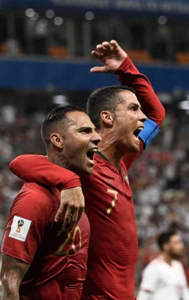 Quaresma (E) e CR7 comemoram - AFP