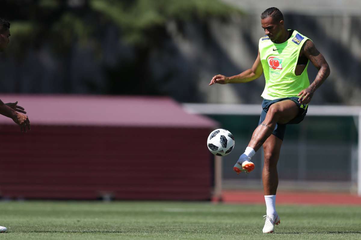 Livre de dores no quadril, Danilo trabalhou com bola nesta segunda-feira - Divulgação/CBF