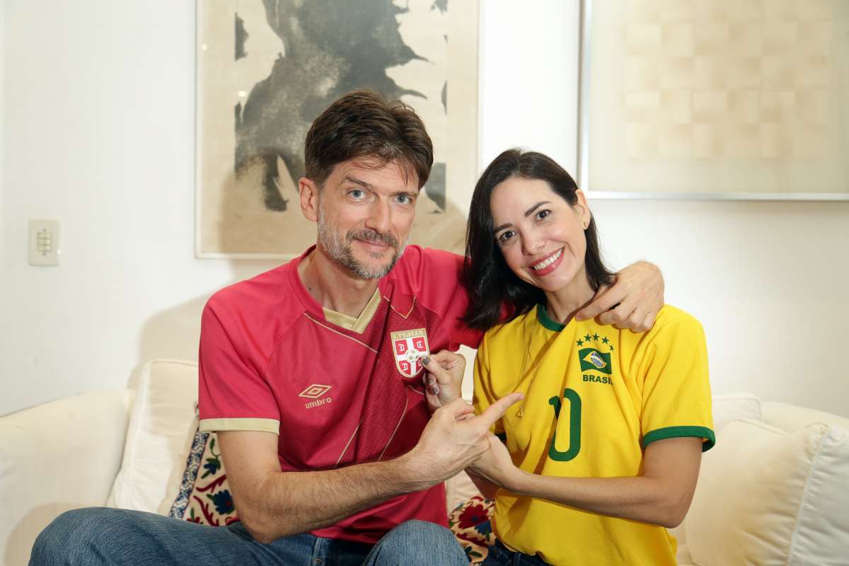 O casal Jovan Tatic e Kátia Nogueira já prepararam o uniforme de suas seleções para assistir ao jogo amanhã - Foto: Daniel Castelo Branco