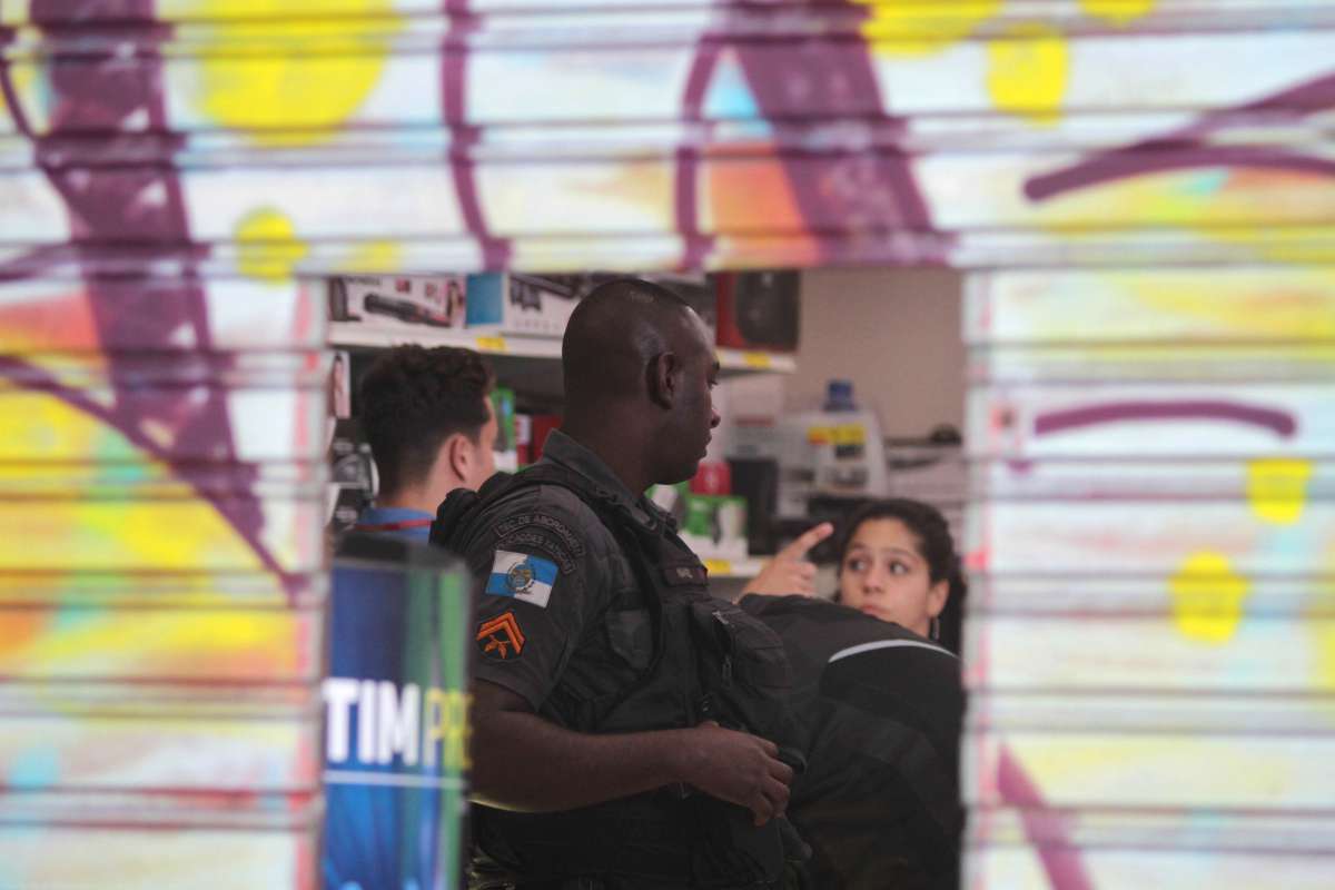 2018-06-25 - CIDADE - Assalto as Lojas Americanas Express na Gl&oacute;ria.Foto: Fernanda Dias / Ag&ecirc;ncia O Dia.