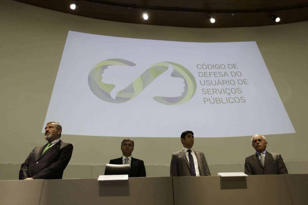Os ministros da Justiça, Torquato Jardim, do Planejamento, Esteves Colnago, da CGU, Wagner Rosário, e o presidente do TCU, Raimundo Carreiro, no lançamento da Regulamentação do Código de Defesa do Usuário de Serviços Públicos. - Agência Brasil