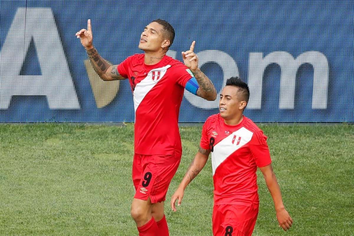 Guerrero foi o protagonista na vitória do Peru marcando um gol e dando uma assistência - AFP