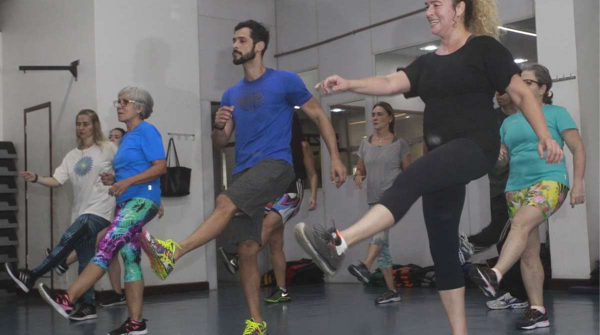 2018-06-26 -  A Dan&ccedil;a faz bem a sa&uacute;de f&iacute;sica e mental. O professor Raphael Najan d&aacute; aulas na academia Evidence, na Tijuca. Ele mostra  algumas coreografias acompanhado das alunas Bel Guimar&atilde;es (preto),  Nara Azevedo (blusa azul e cal&ccedil;a) e outros alunos presentes. Foto de Ma&iacute;ra Coelho / Ag&ecirc;ncia O Dia. Cidade, Sa&uacute;de, Dan&ccedil;a, Academia, Corpo, Atividade, F&iacute;sica, Domingo, Dominical