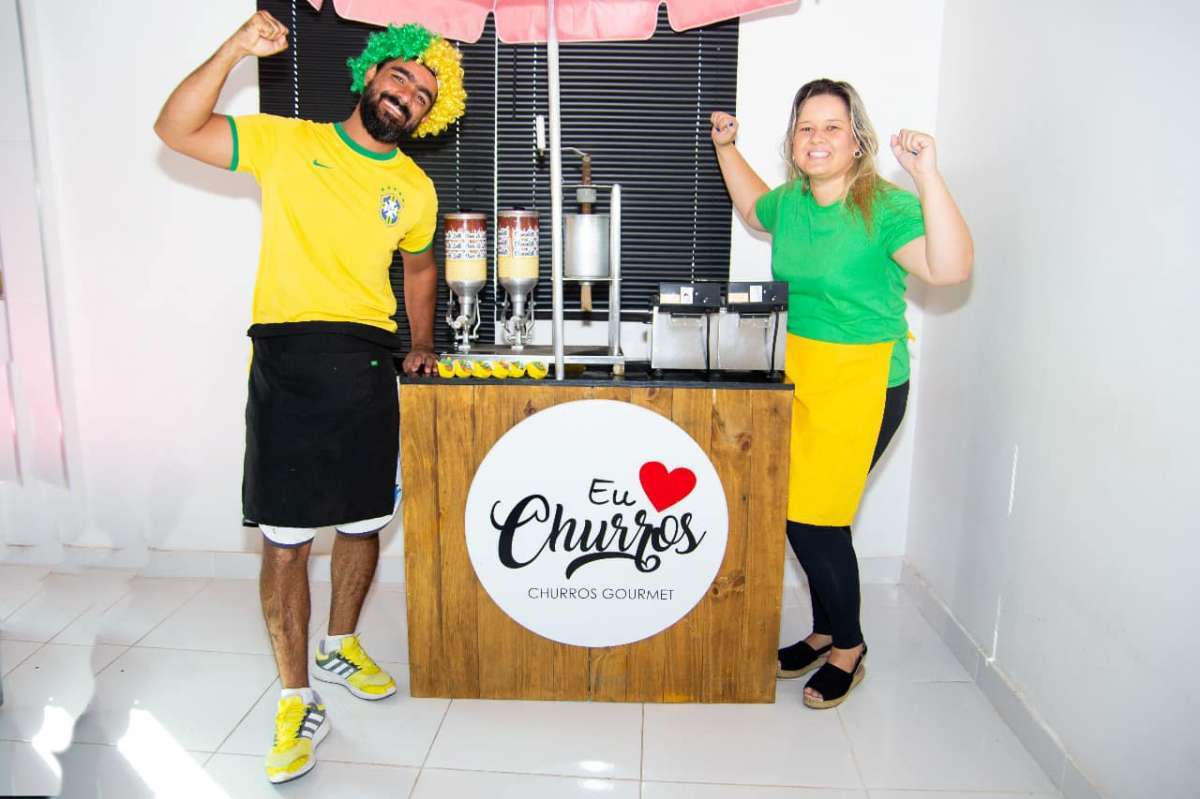 Microempreendedores vendem churros inspirados nas cores da seleção brasileira