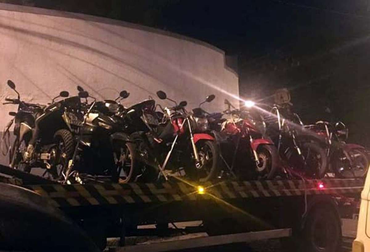 Foram encontradas 10 motos na comunidade - Divulgação / Polícia Militar