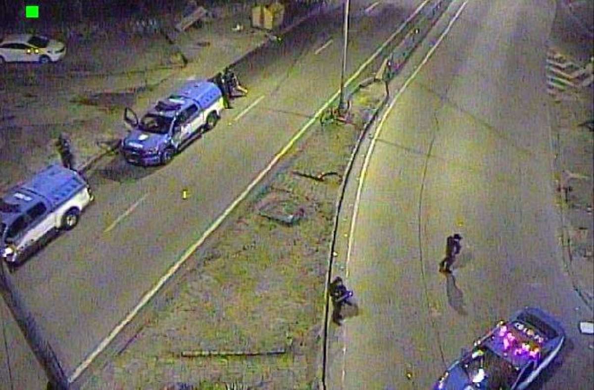 Viaturas da PM bloqueiam a via