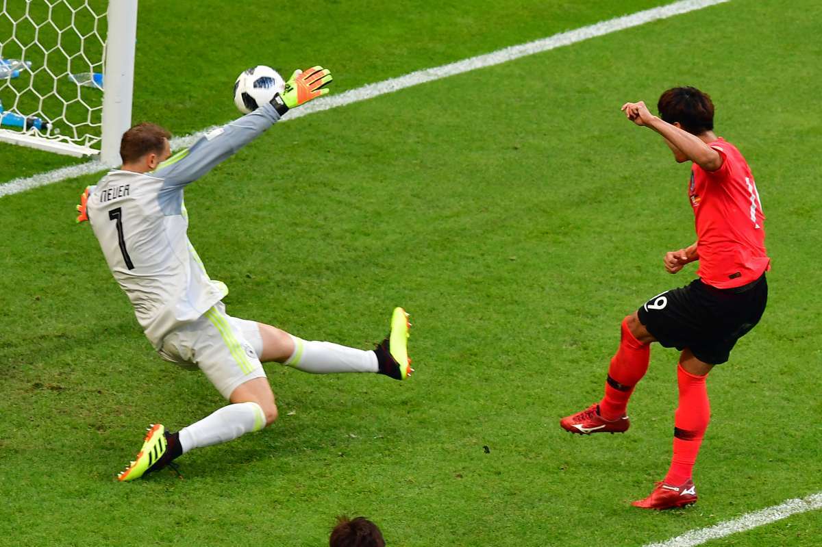 Kim Young-gwon recebe sozinho na pequena área e abre o placar para a Coreia do Sul