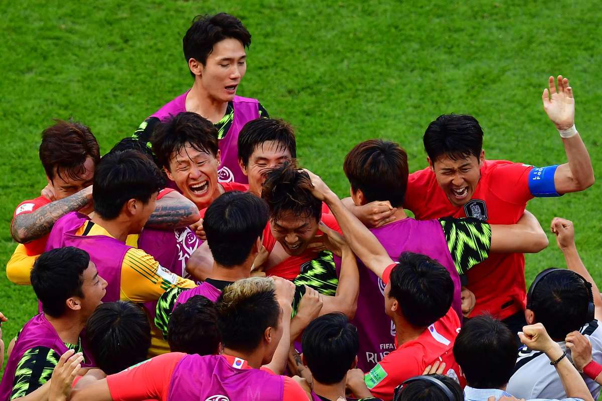 Coreanos comemoram muito gol no fim do jogo