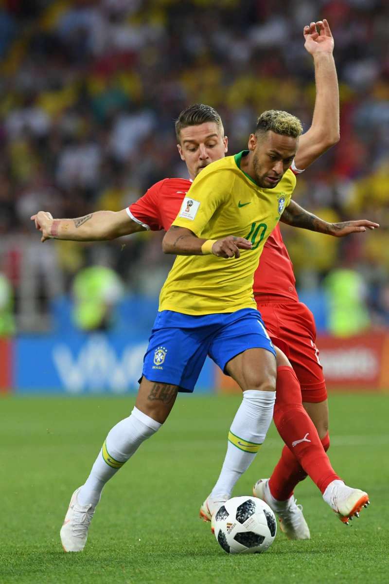 Serbia's goalkeeper Vladimir Stojkovic (R) stops a shot on goal by Brazil's forward Philippe Coutinho (L) during the Russia 2018 World Cup Group E football match between Serbia and Brazil at the Spartak Stadium in Moscow on June 27, 2018. / AFP PHOTO / Mladen ANTONOV / RESTRICTED TO EDITORIAL USE - NO MOBILE PUSH ALERTS/DOWNLOADS