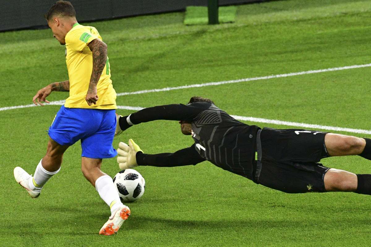 Serbia's goalkeeper Vladimir Stojkovic (R) stops a shot on goal by Brazil's forward Philippe Coutinho (L) during the Russia 2018 World Cup Group E football match between Serbia and Brazil at the Spartak Stadium in Moscow on June 27, 2018. / AFP PHOTO / Mladen ANTONOV / RESTRICTED TO EDITORIAL USE - NO MOBILE PUSH ALERTS/DOWNLOADS