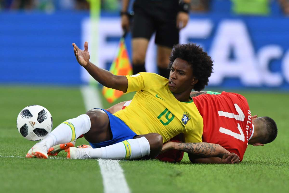 Brazil's forward Willian (L) vies for the ball with Serbia's defender Aleksandar Kolarov during the Russia 2018 World Cup Group E football match between Serbia and Brazil at the Spartak Stadium in Moscow on June 27, 2018. / AFP PHOTO / Kirill KUDRYAVTSEV / RESTRICTED TO EDITORIAL USE - NO MOBILE PUSH ALERTS/DOWNLOADS