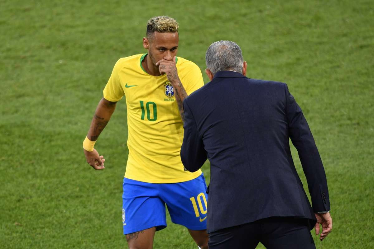Brazil's coach Tite speaks to Brazil's forward Neymar (L) during the Russia 2018 World Cup Group E football match between Serbia and Brazil at the Spartak Stadium in Moscow on June 27, 2018. / AFP PHOTO / Alexander NEMENOV / RESTRICTED TO EDITORIAL USE - NO MOBILE PUSH ALERTS/DOWNLOADS