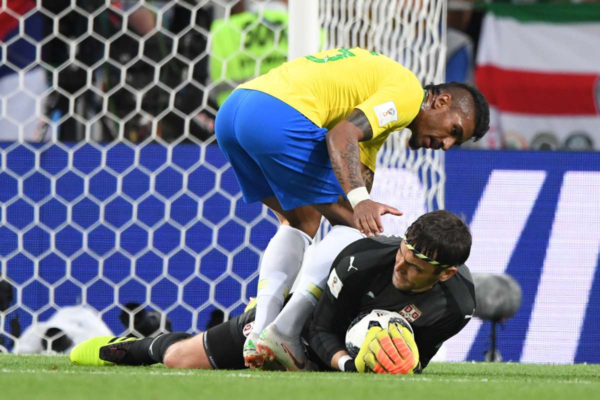 Serbia's goalkeeper Vladimir Stojkovic (R) gathers the ball ahead of Brazil's midfielder Paulinho during the Russia 2018 World Cup Group E football match between Serbia and Brazil at the Spartak Stadium in Moscow on June 27, 2018. / AFP PHOTO / Kirill KUDRYAVTSEV / RESTRICTED TO EDITORIAL USE - NO MOBILE PUSH ALERTS/DOWNLOADS