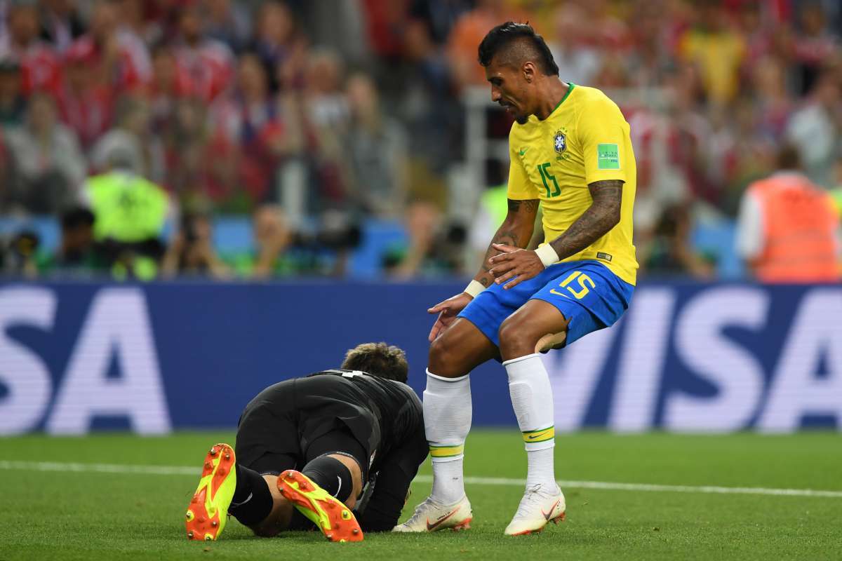 Serbia's goalkeeper Vladimir Stojkovic (L) gathers the ball ahead of Brazil's midfielder Paulinho during the Russia 2018 World Cup Group E football match between Serbia and Brazil at the Spartak Stadium in Moscow on June 27, 2018. / AFP PHOTO / YURI CORTEZ / RESTRICTED TO EDITORIAL USE - NO MOBILE PUSH ALERTS/DOWNLOADS