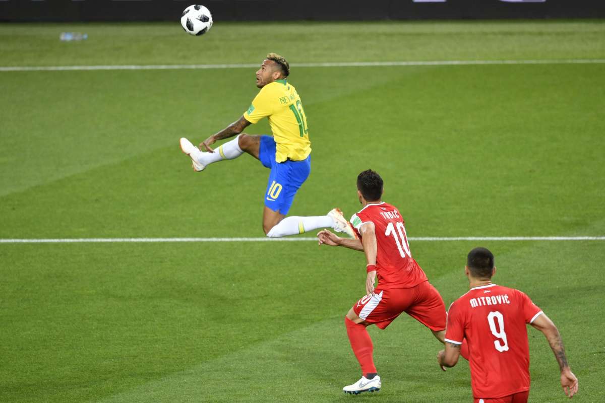 Brazil's forward Neymar (L) controls the ball next to Serbia's forward Dusan Tadic and Serbia's forward Aleksandar Mitrovic (R) during the Russia 2018 World Cup Group E football match between Serbia and Brazil at the Spartak Stadium in Moscow on June 27, 2018. / AFP PHOTO / Alexander NEMENOV / RESTRICTED TO EDITORIAL USE - NO MOBILE PUSH ALERTS/DOWNLOADS