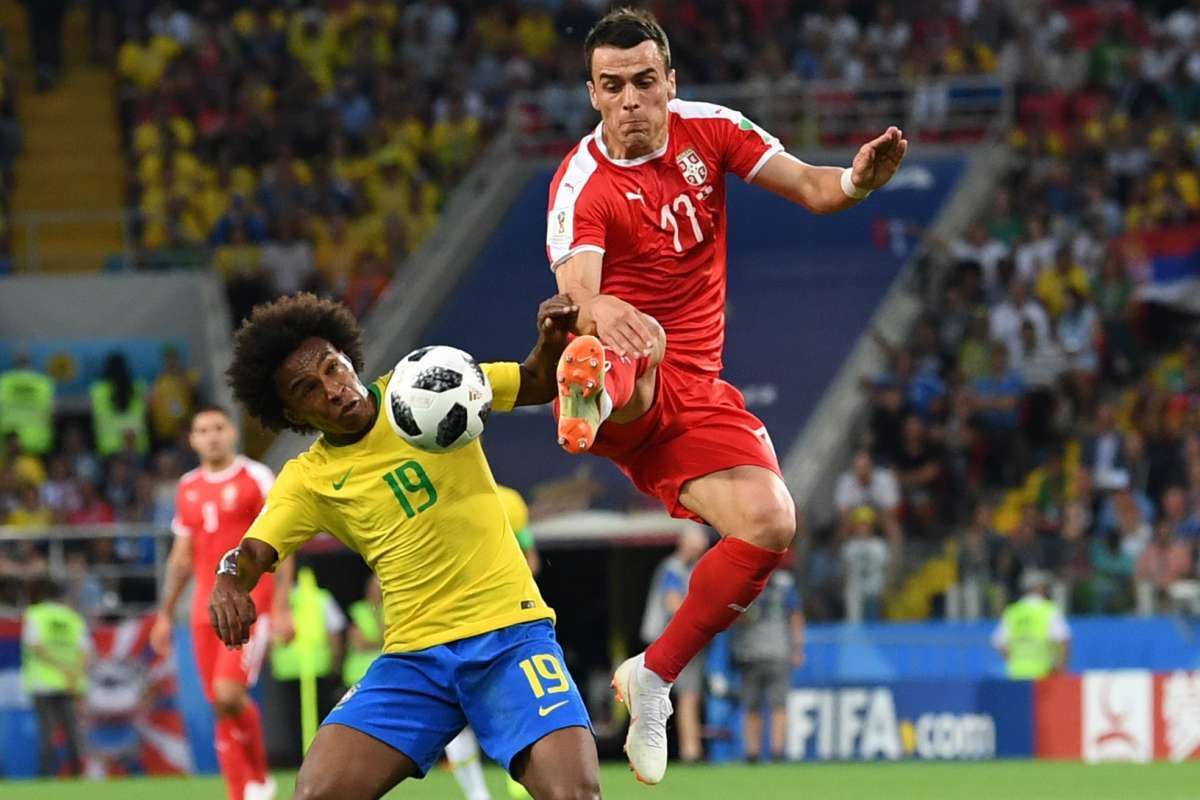 Brazil's forward Willian (L) vies with Serbia's forward Filip Kostic during the Russia 2018 World Cup Group E football match between Serbia and Brazil at the Spartak Stadium in Moscow on June 27, 2018. / AFP PHOTO / Francisco LEONG / RESTRICTED TO EDITORIAL USE - NO MOBILE PUSH ALERTS/DOWNLOADS