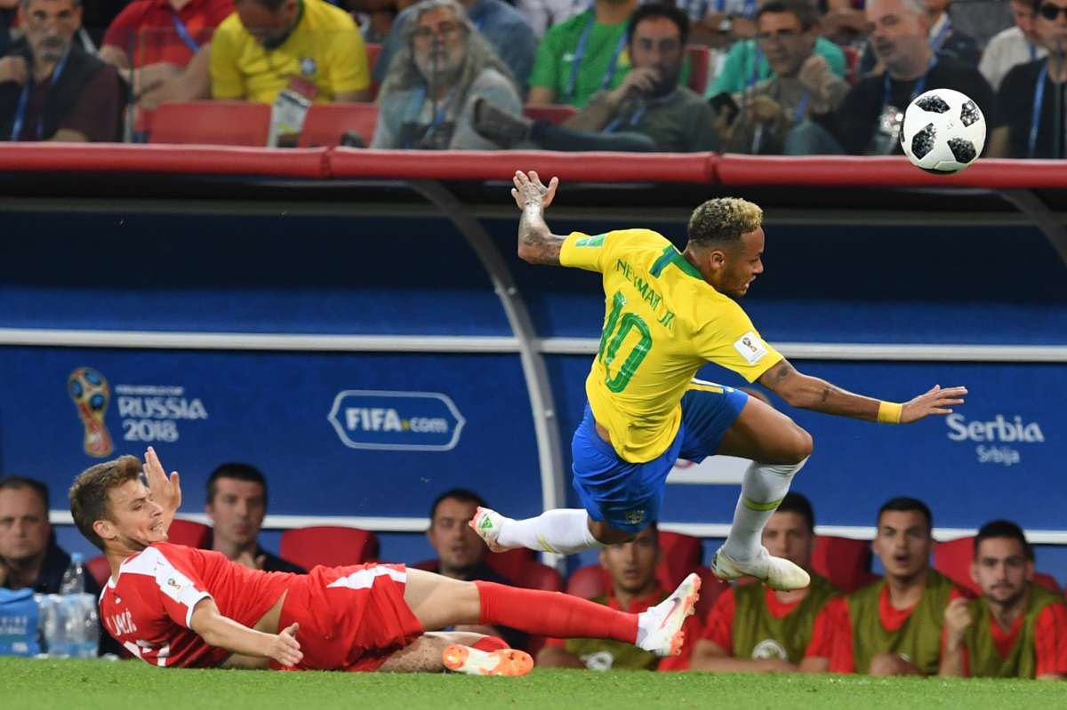 Serbia's goalkeeper Vladimir Stojkovic (back) stops a shot on goal by Brazil's forward Neymar during the Russia 2018 World Cup Group E football match between Serbia and Brazil at the Spartak Stadium in Moscow on June 27, 2018. / AFP PHOTO / Alexander NEMENOV / RESTRICTED TO EDITORIAL USE - NO MOBILE PUSH ALERTS/DOWNLOADS