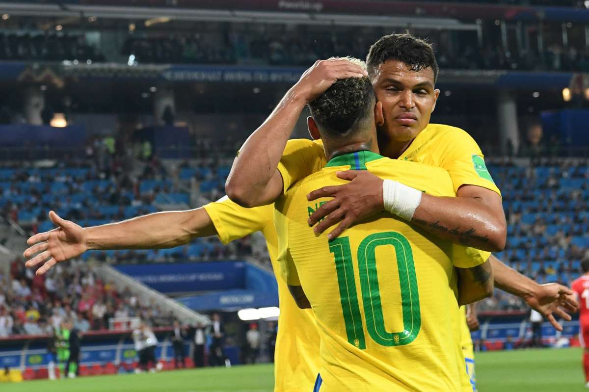 Brazil's players celebate their second goal during the Russia 2018 World Cup Group E football match between Serbia and Brazil at the Spartak Stadium in Moscow on June 27, 2018. / AFP PHOTO / Kirill KUDRYAVTSEV / RESTRICTED TO EDITORIAL USE - NO MOBILE PUSH ALERTS/DOWNLOADS