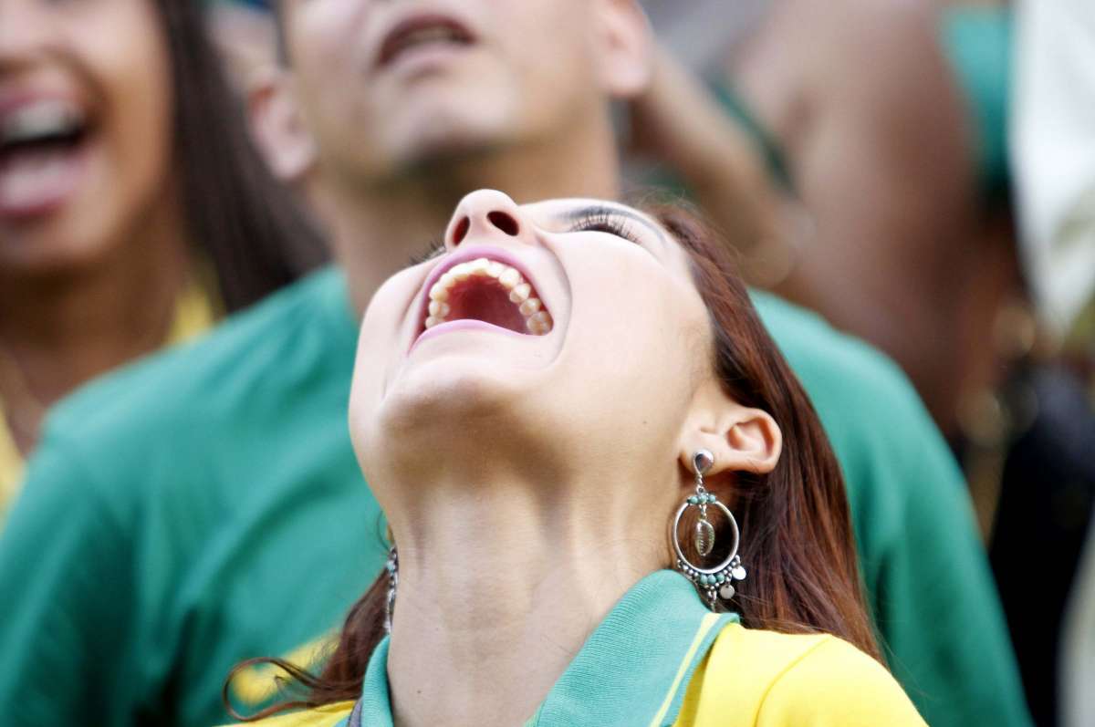 Torcedores  se re&uacute;nem na Pra&ccedil;a Mau&aacute;, no Centro do Rio, para ver o jogo do Brasil, nesta quarta
