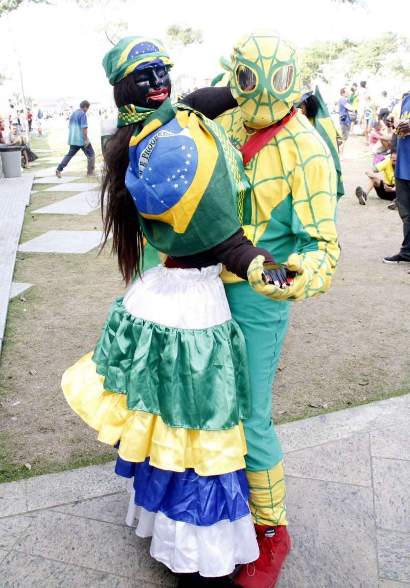 Torcedores  se re&uacute;nem na Pra&ccedil;a Mau&aacute;, no Centro do Rio, para ver o jogo do Brasil, nesta quarta