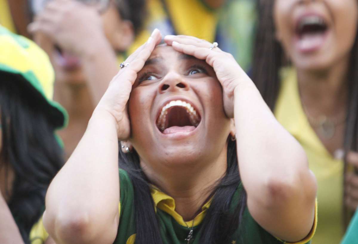 Torcedores  se re&uacute;nem na Pra&ccedil;a Mau&aacute;, no Centro do Rio, para ver o jogo do Brasil, nesta quarta