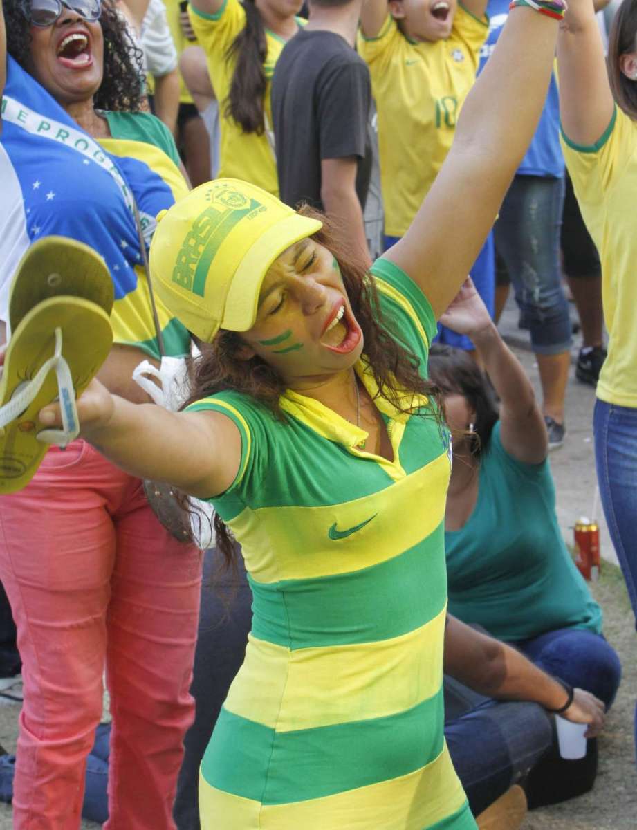 Torcedores  se re&uacute;nem na Pra&ccedil;a Mau&aacute;, no Centro do Rio, para ver o jogo do Brasil, nesta quarta