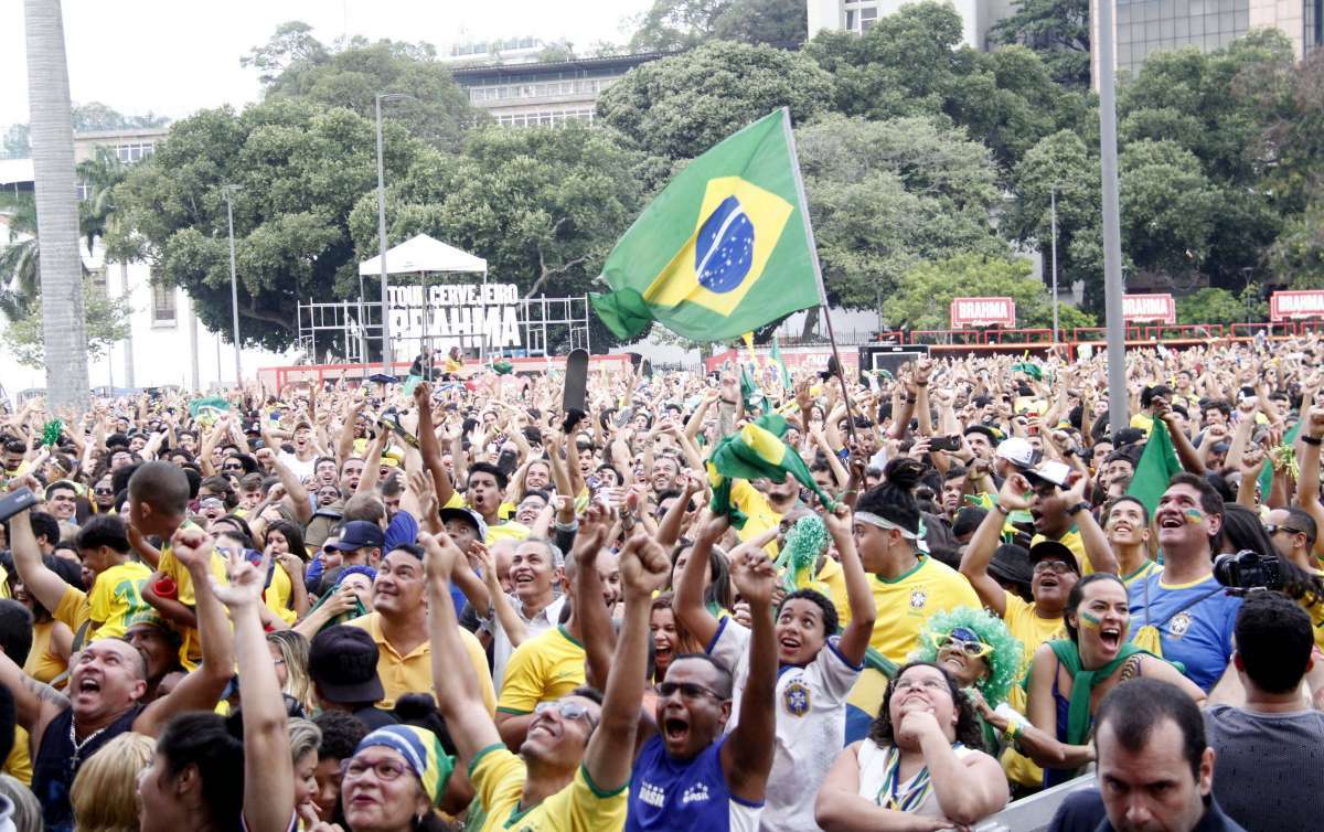 Torcedores se reuniram na Pra&ccedil;a Mau&aacute;, no Centro do Rio, para ver o jogo do Brasil, nesta quarta