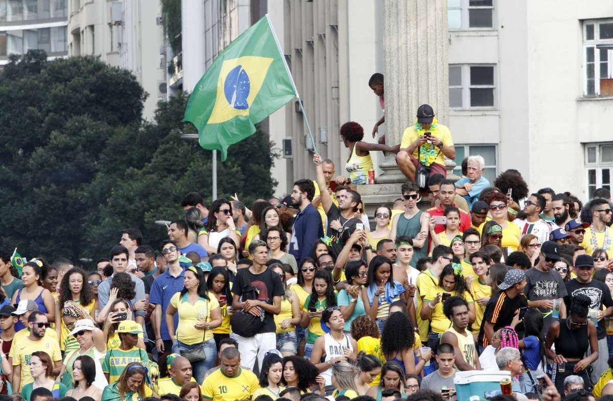 Torcedores  se re&uacute;nem na Pra&ccedil;a Mau&aacute;, no Centro do Rio de Janeiro para ver o jogo do Brasil, nesta quarta