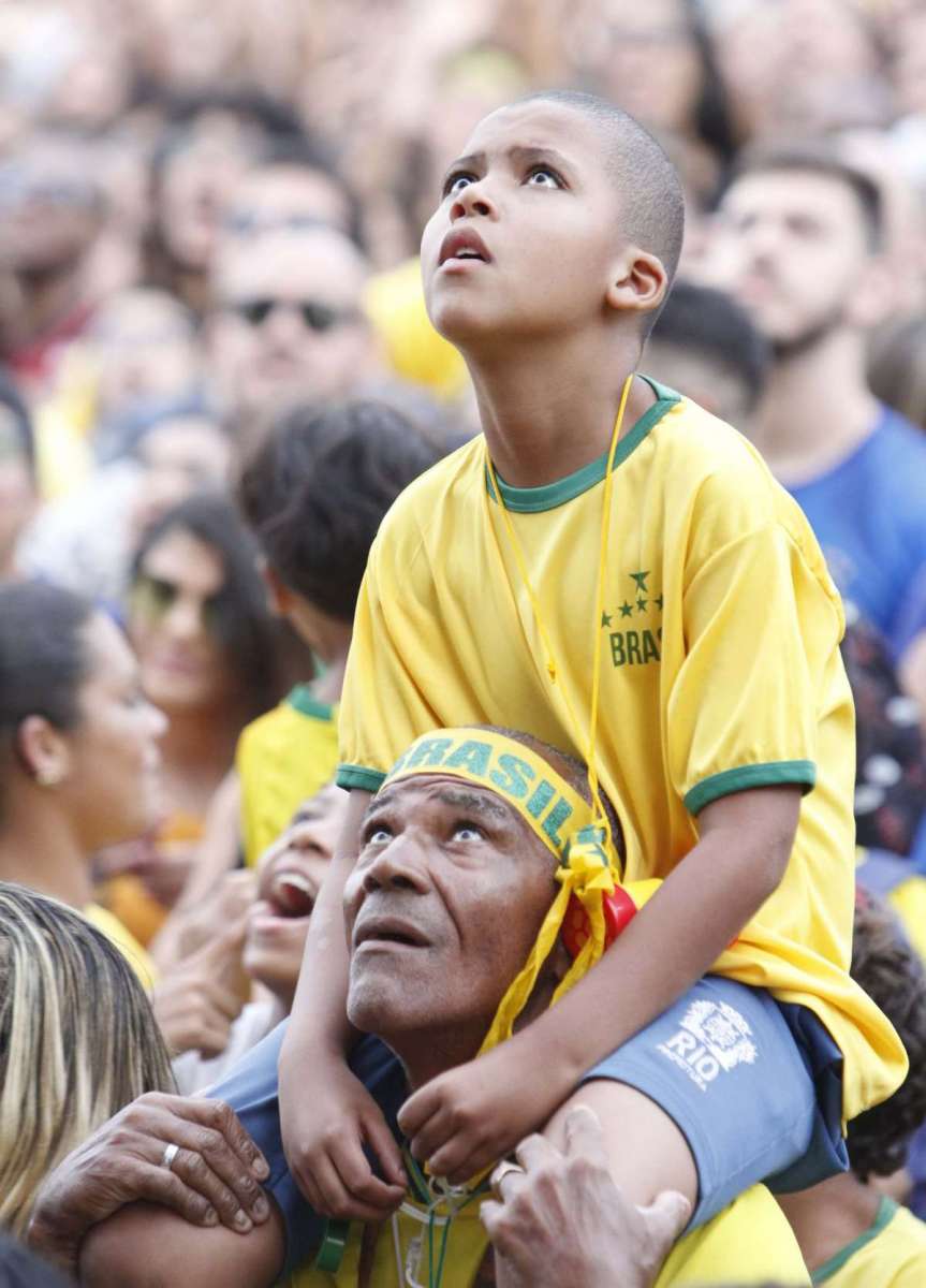 Torcedores  se re&uacute;nem na Pra&ccedil;a Mau&aacute;, no Centro do Rio, para ver o jogo do Brasil, nesta quarta