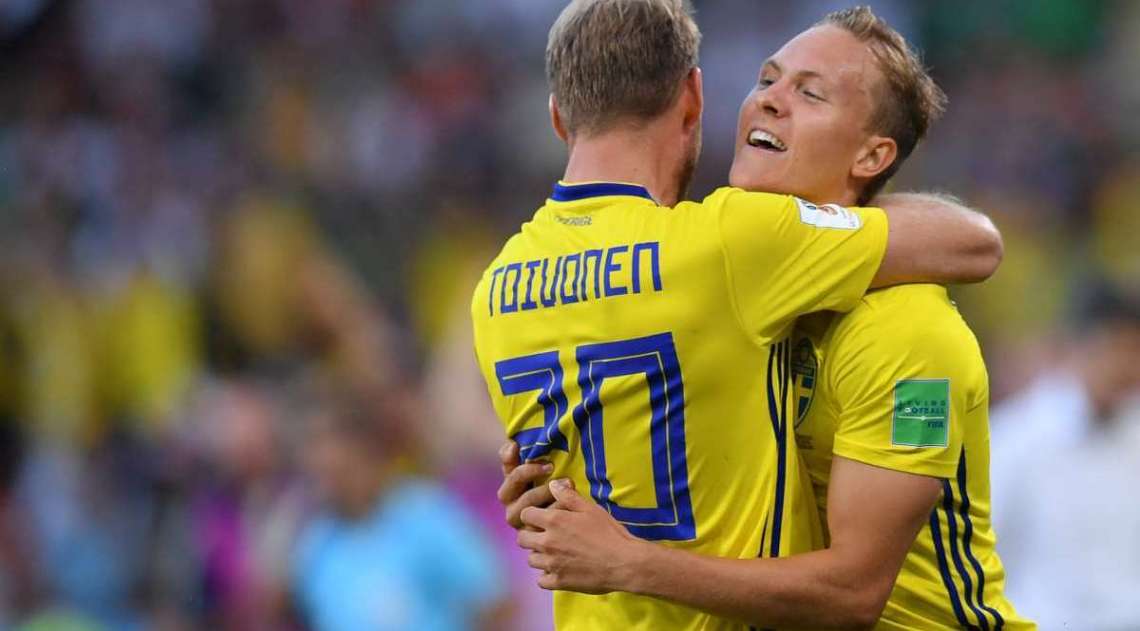 Jogadores da Suécia comemoram gol sobre o México