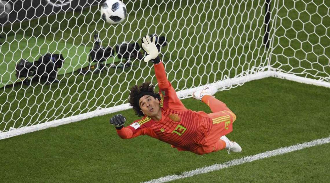 Ochoa se estica mas não alcança cobrança de pênalti de Granqvist