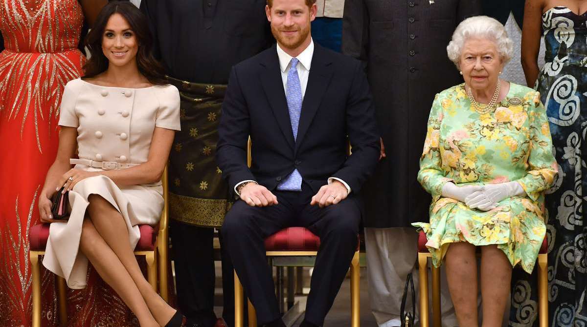 A rainha Elizabeth II est&aacute; chateada com Meghan e pr&iacute;ncipe Harry