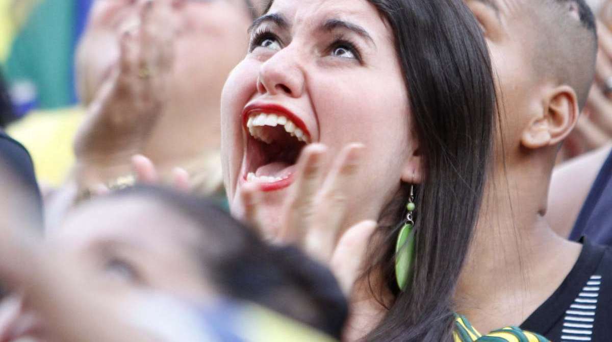 Torcedores  se re&uacute;nem na Pra&ccedil;a Mau&aacute;, no Centro do Rio, para ver o jogo do Brasil, nesta quarta
