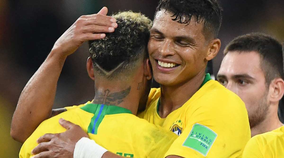 Thiago Silva abraça Neymar ao marcar o segundo gol, após cobrança de escanteio do camisa 10 - AFP