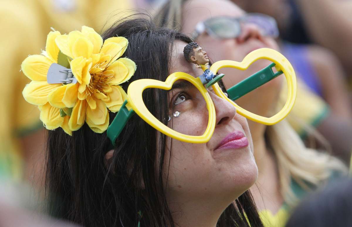 Torcedores  se re&uacute;nem na Pra&ccedil;a Mau&aacute;, no Centro do Rio de Janeiro para ver o jogo do Brasil, nesta quarta
