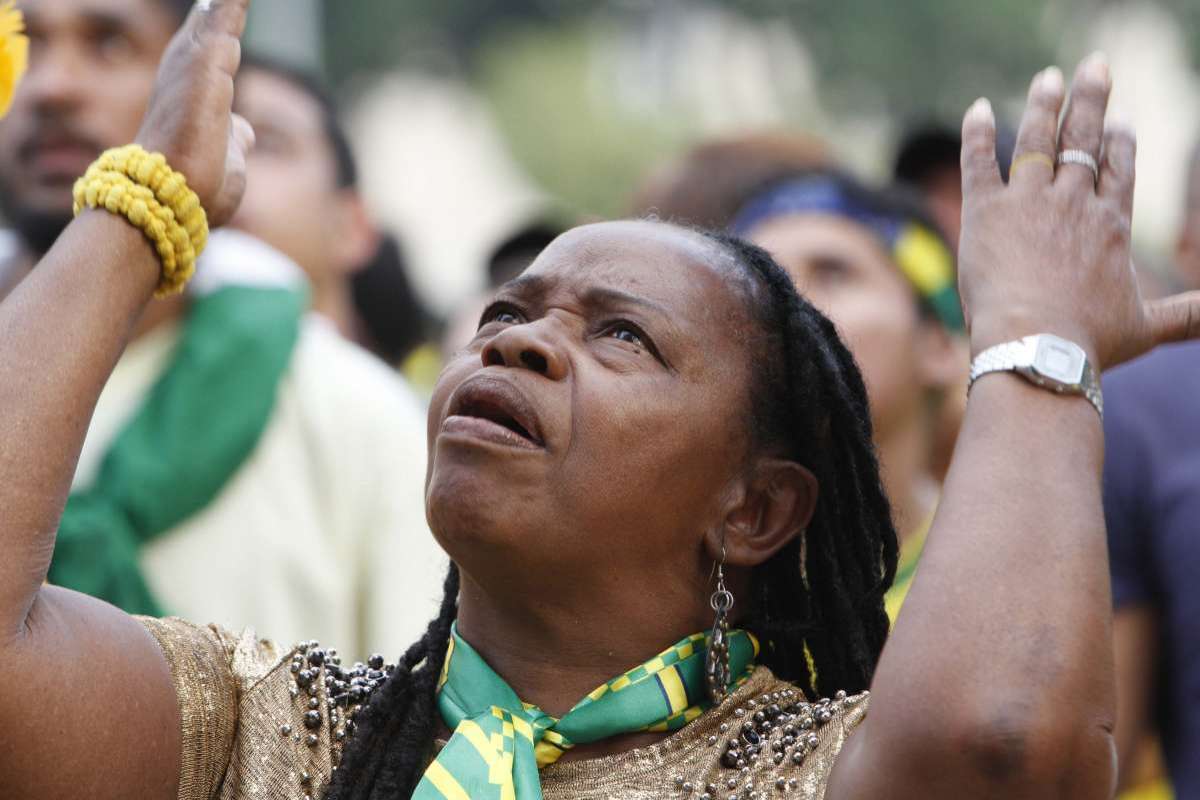 Torcedores  se re&uacute;nem na Pra&ccedil;a Mau&aacute;, no Centro do Rio, para ver o jogo do Brasil, nesta quarta