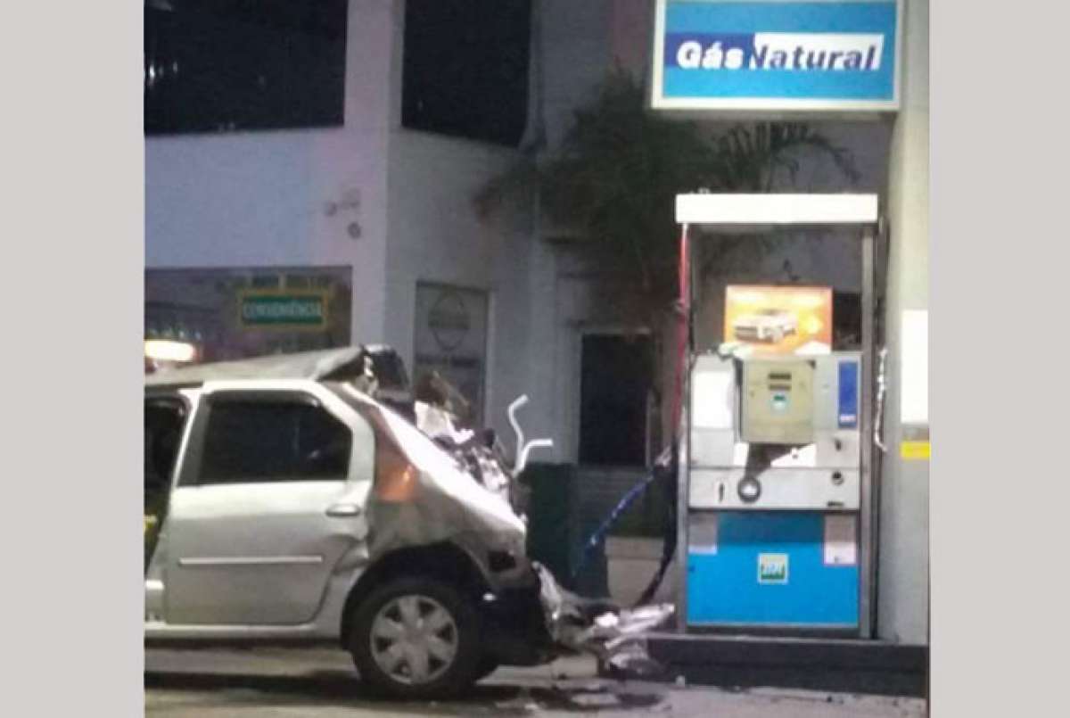 A explosão arrebentou a traseira do carro e parte do teto do posto - foto enviada ao 'zap zap' do meia hora