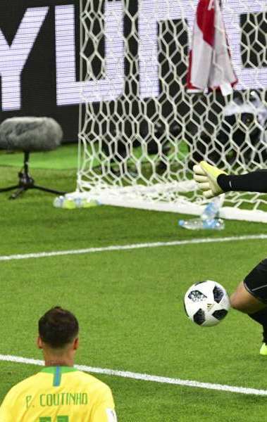 Serbia's goalkeeper Vladimir Stojkovic (R) stops a shot on goal by Brazil's forward Gabriel Jesus (L) during the Russia 2018 World Cup Group E football match between Serbia and Brazil at the Spartak Stadium in Moscow on June 27, 2018. / AFP PHOTO / Mladen ANTONOV / RESTRICTED TO EDITORIAL USE - NO MOBILE PUSH ALERTS/DOWNLOADS