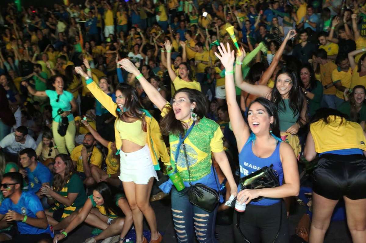 Torcedores  se reúnem para ver o jogo do Brasil, nesta quarta