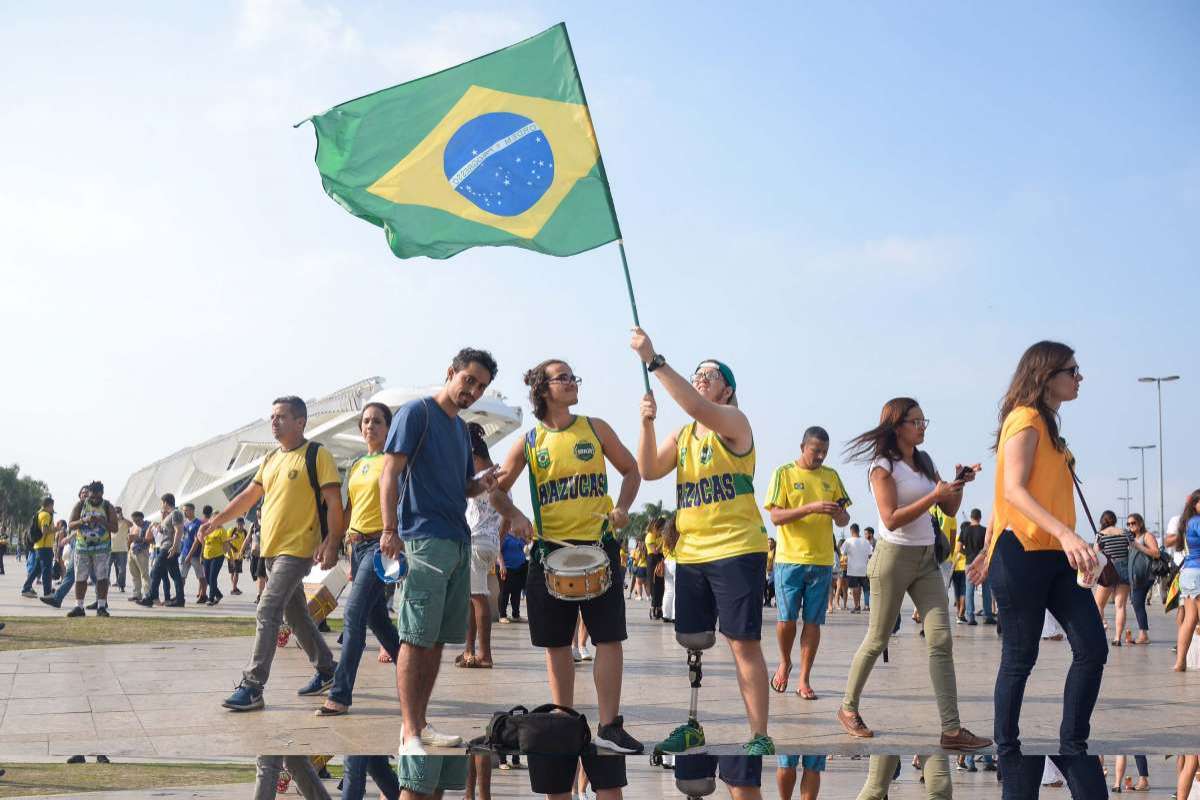 Torcedores  se re&uacute;nem na Pra&ccedil;a Mau&aacute;, no Centro do Rio, para ver o jogo do Brasil, nesta quarta