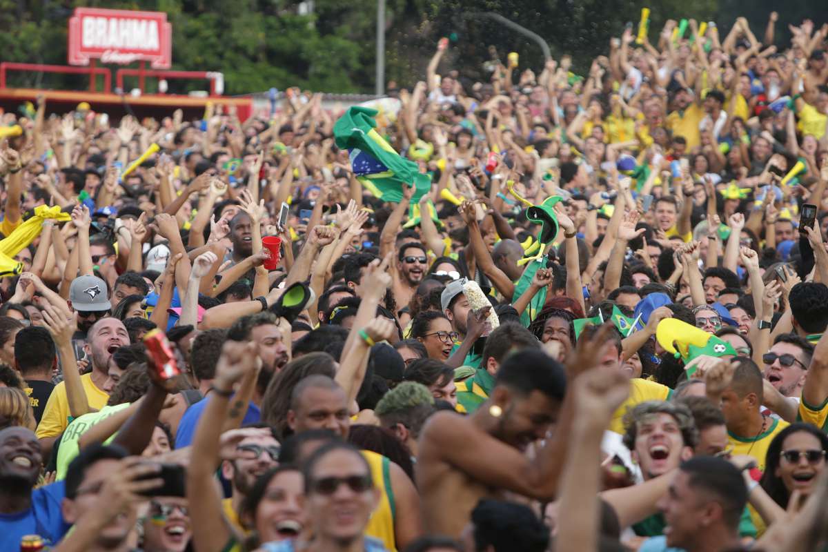 Comemora&ccedil;&atilde;o da torcida Brasileira no Pier Mau&aacute; no gol do Brasil. O jogo entre Brasil e Servia pela Copa do Mundo de Futebol na Russia. Foto: Daniel Castelo Branco / Ag&ecirc;ncia O Dia